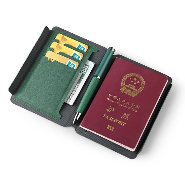 Axamel Recycled passport case with magnetic closure. (8)