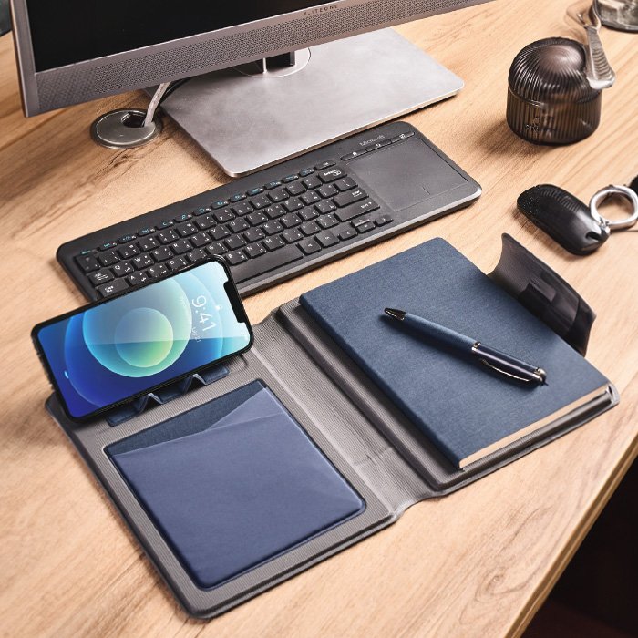 Power Folio Plus Tech folder with 5,000 mAh wireless power bank (1)