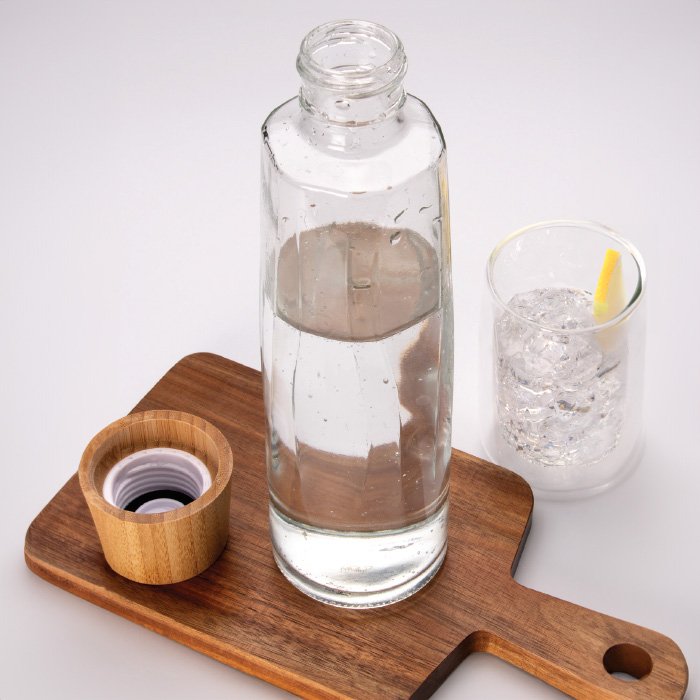 Ua Recycled soda lime glass bottle. Bamboo lid. 750 ml. (3)