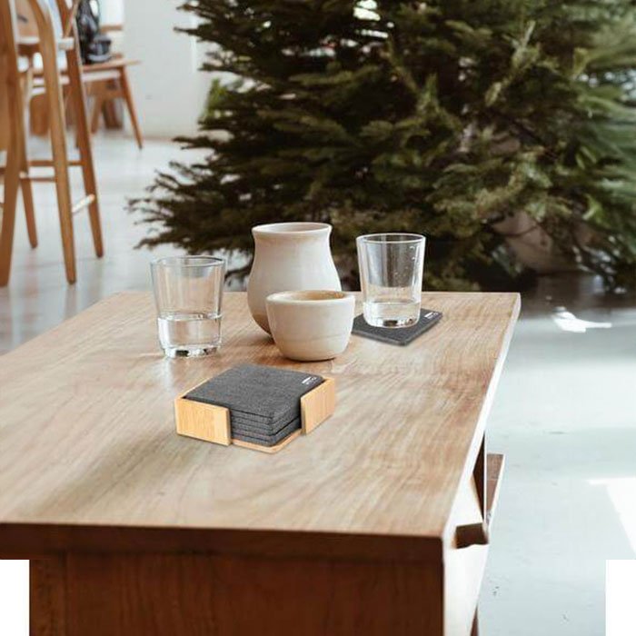 Untersetzer RPET coasters in bamboo stand. 6 pieces. (1)